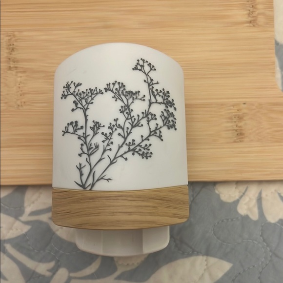 Bath & Body Works Plug In Diffusers - Green, White, Blue - Picture 4 of 4